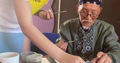 В Харькове 75-летнему японскому волонтеру подарили вышиванку-оберег - dsnews.ua - Украина - Киев - Япония - Харьков