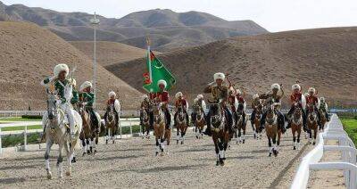 Сердар Бердымухамедов - В честь праздника туркменского скакуна Сердару Бердымухамедову подарили восемь коней - dialog.tj - Туркмения - Ашхабад