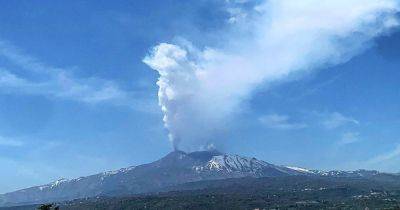 Все вокруг завалило пеплом: в Мексике вулкан извергает столбы дыма (видео) - focus.ua - Украина - Мексика - Мехико