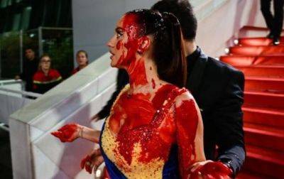 Украинка облила себя "кровью" на Каннском кинофестивале - korrespondent.net - Украина - Франция - Краматорск
