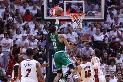 Джеймс Батлер - Бостон обыграл Майами и сократил отставание в серии плей-офф НБА - sportarena.com - Бостон