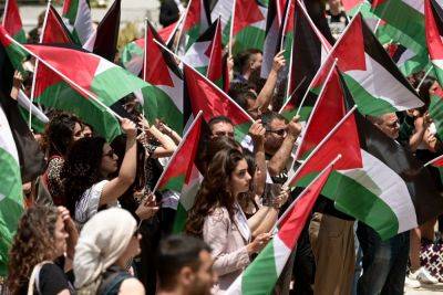 «Оцма Еудит» хочет исключать студентов, которые размахивают палестинскими флагами - news.israelinfo.co.il - Тель-Авив - Палестина