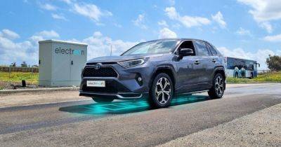 Toyota RAV4 проехала почти 2000 км на электротяге благодаря инновационной дороге (видео) - focus.ua - Украина