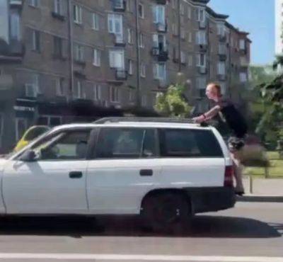 Житель Киева нарушил ПДД – залез на задний бампер авто во время движения - apostrophe.ua - Украина - Киев - Киев