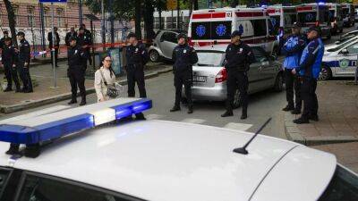 Подросток убил 8 детей и охранника в школе в Белграде - ru.euronews.com - США - Сербия - Белград