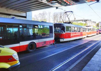 В Праге трамвай врезался в автобус: 8 пострадавших - vinegret.cz - Чехия - Прага