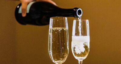 Последнее, чего вы не знали. Ученые рассказали, почему пузырьки в шампанском летят по прямой, а в пиве — нет - focus.ua - Украина