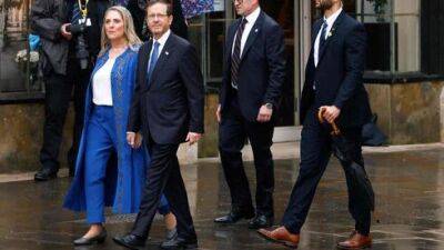 Ицхак Герцог - Символичный наряд супруги президента Израиля на коронации Карла - фото - vesty.co.il - Англия - Израиль - Лондон