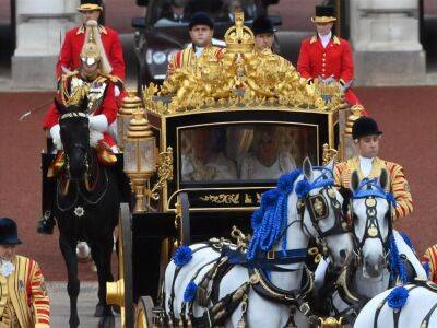 Елизавета II - Александра Лукашенко - Камилла - король Чарльз III (Iii) - Чарльз III c женой Камиллой отправился на коронацию в Вестминстерское аббатство. Фото - gordonua.com - Россия - Украина - Англия - Белоруссия - Лондон - Великобритания