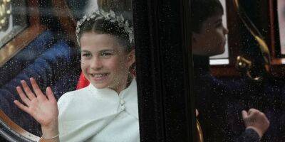 принцесса Диана - Кейт Миддлтон - принцесса Шарлотта - Alexander Macqueen - Камилла - В белом платье и с милой улыбкой. Пользователи сети сравнивают принцессу Шарлотту с героиней Звездных войн и с ее бабушкой Дианой - nv.ua - Украина