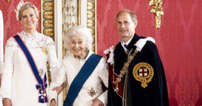 Елизавета II - королева Елизавета - Георг VI (Vi) - король Чарльз - Чарльз III (Iii) - Подруга королевы Елизаветы и "незаметная героиня". Кто такая леди Огилви с коронационного снимка - focus.ua - Украина - Дания - Греция