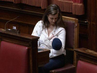Депутат парламента Италии покормила младенца грудью в сессионном зале - gordonua.com - Украина - Италия