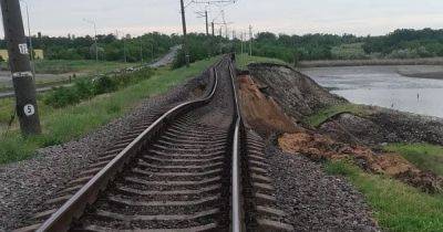 Подрыв Каховской ГЭС: На Днепропетровщине просело железнодорожное полотно, "УЗ" отменяет поезда - dsnews.ua - Россия - Украина - Киев - Кривой Рог - Днепропетровская обл. - Никополь