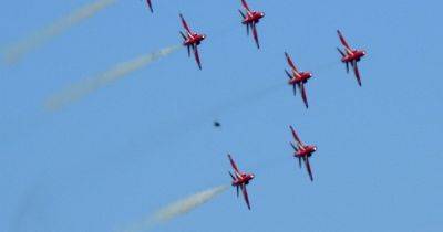 "Летают в нашем небе": зрители авиашоу Red Arrows заметили НЛО (фото) - focus.ua - Украина - Англия - Великобритания