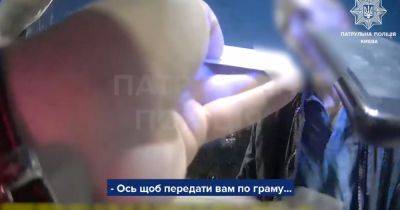 Пытался поделиться "шмалькой": мужчина в Киеве предлагал копам марихуану (ВИДЕО) - dsnews.ua - Украина - Киев