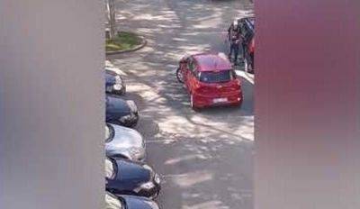 ВИДЕО. Женщина пыталась припарковаться во дворе 5 минут; за это время она поцарапала Audi и BMW - rus.delfi.lv - Латвия