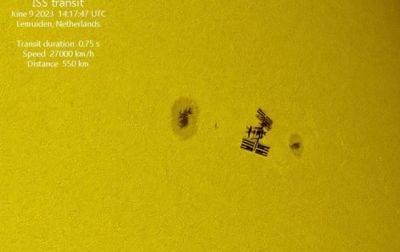 Французский астрофотограф показал пролет МКС на фоне Солнца - korrespondent.net - Украина
