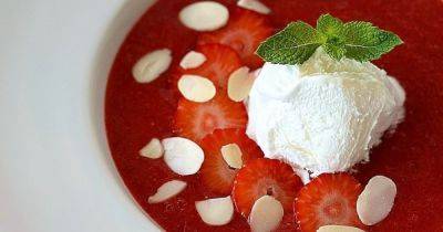 Холодный клубничный суп: рецепт летнего десерта за пару минут (видео) - focus.ua - Украина