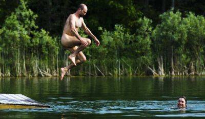 ЧП в Межциемсе: пьяный и голый мужчина преследовал отдыхающую возле озера - rus.delfi.lv - Латвия