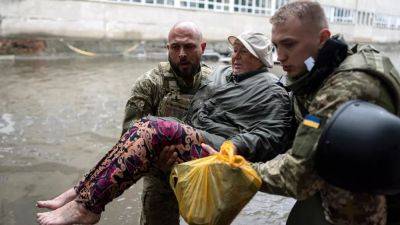 Херсон всё ещё под водой, эвакуация продолжается - ru.euronews.com - Украина - Киев - Херсон - Херсонская обл. - Гсчс