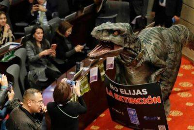 В парламенте Колумбии выступил динозавр - obzor.lt - Колумбия - Богота