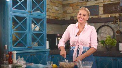 Татьяна Литвинова - Просто и бы быстро готовится: "Мастер Шеф" Литвинова поделилась рецептом ленивого пирога на сковороде - politeka.net - Украина