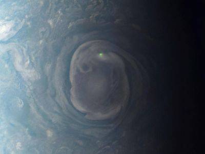 Аппарат NASA сделал фото Юпитера с зеленой молнией на полюсе - gordonua.com - Украина