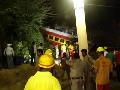 В Индии столкнулись три поезда, погибли по меньшей мере 70 человек - gordonua.com - Украина - Индия