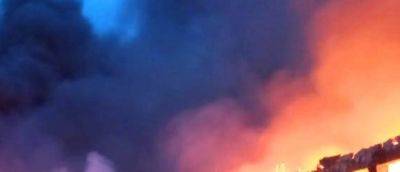 Небо изменило цвет из-за ужасных пожаров после атак по центру города: посыпались окна и балконы - politeka.net - Украина - Херсон - Херсонская обл. - район Каховский - Херсонская Область