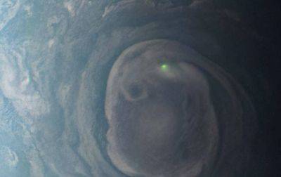 Зонд NASA показал поразительную зеленую молнию на Юпитере - korrespondent.net - Украина