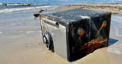 Лом, кувалда и пила: исследователи пытались взломать загадочный сейф, выброшенный на пляж - focus.ua - США - Украина - Находка