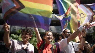 Реджеп Тайип Эрдоган - ЛГБТ-активисты провели гей-парад в Стамбуле, несмотря на запрет властей - ru.euronews.com - Турция - Стамбул