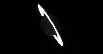 Джеймс Уэбб - Черная планета и яркое кольцо: астрономы показали новые необычные снимки Сатурна (фото) - focus.ua - Украина - Англия