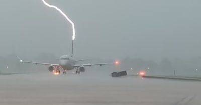 Внутри были пассажиры: во время грозы молния дважды ударила в самолет (видео) - focus.ua - США - Украина - Лос-Анджелес - штат Арканзас - Ямайка - Филадельфия