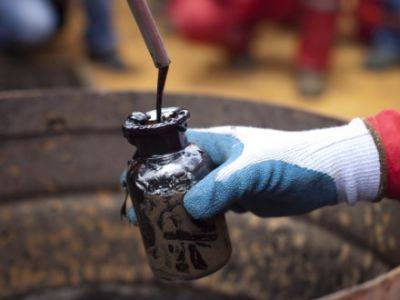 Нефть дорожает на фоне падения запасов в США - unn.com.ua - США - Украина - Киев - Reuters
