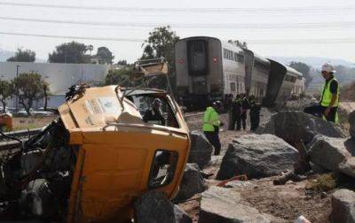 В США в результате столкновения поезда с грузовиком пострадали 15 человек - korrespondent.net - Южная Корея - США - Украина - Лос-Анджелес - шт. Калифорния - Юар
