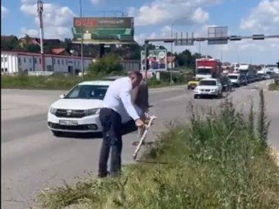 Милорад Додик - Президент Сербии Додик собственноручно выкосил траву возле трассы, чтобы проучить местные власти - unn.com.ua - Украина - Киев - Сербия - Twitter