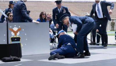 Джо Байден - Байден упал во время выпускной церемонии академии ВВС США - dialog.tj - США - шт. Колорадо