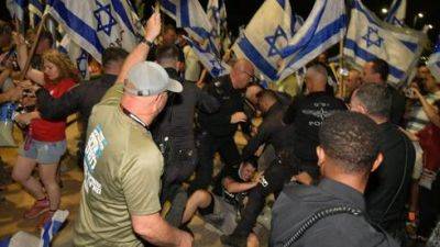 Биньямин Нетаниягу - Ночные стычки у дома Нетаниягу: протестующему разбили нос - vesty.co.il - Израиль - Тель-Авив