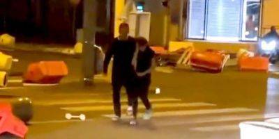 Во Франции - Отец участника беспорядков во Франции силой забрал сына с улицы и увез его в багажнике машины — видео - nv.ua - Украина - Франция - Протесты