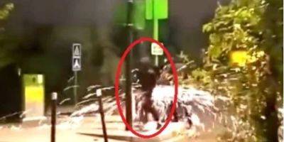 Во Франции - Троих одним ударом. Протестующие во Франции повалили металлический столб прямо на своих товарищей — видео - nv.ua - Украина - Франция - Протесты