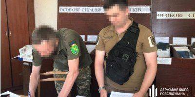 «Брали от 6 до 10 тысяч долларов». ГБР заявило, что разоблачило чиновника на содействии нелегальному пересечению границы - nv.ua - Россия - США - Украина - Киевская обл. - Молдавия - Венгрия