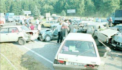 ФОТО: столкновение 29 автомобилей на Юрмальском шоссе в 1996 году - rus.delfi.lv - Рига - Латвия