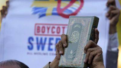 "С Кораном против исламофобии": в Швеции прошли две акции против сожжения священной книги мусульман - ru.euronews.com - Турция - Ирак - Швеция - Дания - Стокгольм