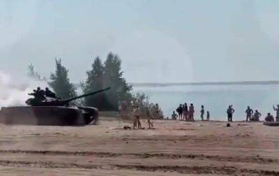 В России танк выехал на пляж и чуть не раздавил отдыхающих - korrespondent.net - Россия - Украина - Крым - Тюмень