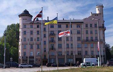 Алесь Пушкин - В Риге приспустили белорусский флаг в знак траура по Алесю Пушкину - charter97.org - Украина - Белоруссия - Рига - Латвия