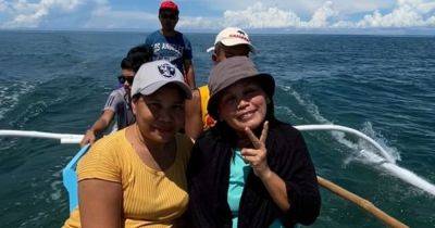 Уплыла с добычей: летучая рыба перепрыгнула лодку и "украла" телефон из рук женщины (фото) - focus.ua - Украина - Филиппины