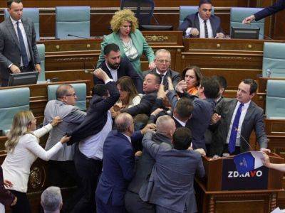 Альбин Курти - В парламенте Косово депутат облил премьер-министра водой, произошла драка - unn.com.ua - США - Украина - Киев - Косово