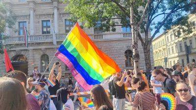 Прайд в Будапеште: на гей-парад в столице Венгрии вышли тысячи людей - ru.euronews.com - США - Венгрия - Будапешт - Budapest