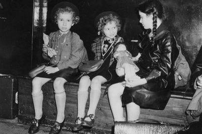 Роджер Уотерс - Холокост – женщина узнала себя на фото трех еврейских девочек в метро Лондона - apostrophe.ua - Украина - Англия - Лондон - Германия - Берлин